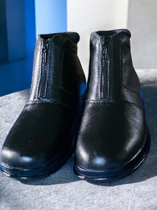 Cobbie Cuddlers Shoes - NWOB COBBIE CUDDLERS ( 6.5 ) Black Pebbled Leather Front Zip Ankle Boots
